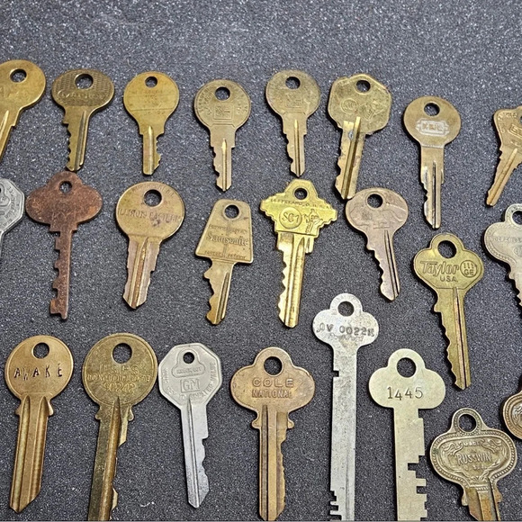 Lot Of 30 Vintage Keys Different Size Brand Color And Metals - Picture 4 of 7